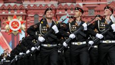 Vojáci během zkoušky 7. května na Oslavy Dne vítězství