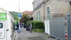 Cestující vyčkávají na náhradní autobus před nádražím v Děčíně