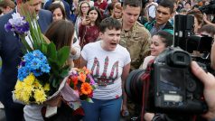 Nadija Savčenková po příletu do Kyjeva mluví s novináři