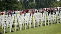 Na 3400 běžících mladých Němců a Francouzů, kteří mezi řadami bílých křížů symbolicky představují bitvu