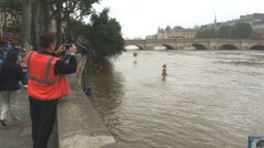 S napětím sledují hladinu zvedající se Seiny obyvatelé Paříže