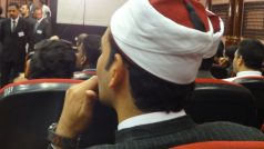 Znakem vzdělanců al-Azharu je ´Imma, červený fez omotaný bílým šálem