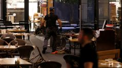 Izraelský policista prohledává restauraci po útoku v centru Tel Avivu