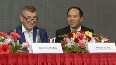 Ministr financí Andrej Babiš a předseda Svazu vietnamských podnikatelů v ČR Pham Long