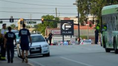 Policie uzavřela ulici kolem nočního klubu, kde střelec zabil desítky lidí