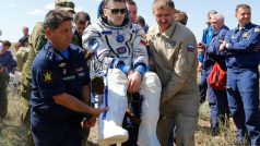 Z ISS se na Zemi vrátila trojice astronautů. Přistáli v kazašské stepi