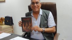 Alá Šihát, ředitel památkové správy v Káhiře a Gíze, s arabským překladem knihy Miroslava Bárty