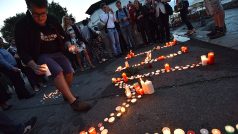 Světla na památku Milady Horákové zapálili lidé před soumrakem na pražské Kampě