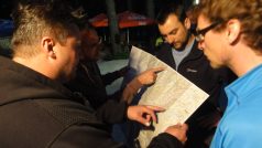 Správce chaty Popovi Livadi Dimitar Pirnarev ukazuje české pátrací skupině trasy, po kterých mohl Jiří Váňa pokračovat