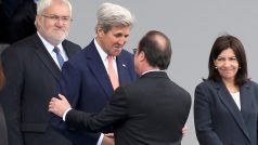 Francouzský prezident Francois Hollande na přehlídce přivítal i amerického ministra zahraničí Johna Kerryho