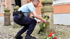 Lidé po útoku v Nice přinášejí před Francouzskou ambasádu v Praze květiny a zapalují svíčky