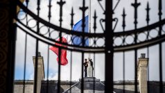 Republikánská garda spouští francouzskou vlajku na Elysejském paláci na půl žerdi