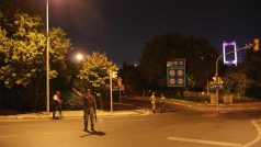 Turecká armáda blokuje přístup na most přes Bospor, který spojuje evropskou a asijskou část města