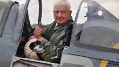 Československý válečný veterán Emil Boček se stal jedním z nejstarších pilotů stíhacího letounu Spitfire