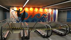 Nové metro v Riu de Janeiru. Mozaika ve vestibulu se surfařským motivem odkazuje k blízké pláži Ipanema-Leblon