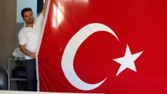 Dílna Ogüna Rüzgara už nemá z čeho šít, červené látky v Turecku docházejí