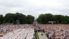 Papež František sloužil před desítkami tisíc lidí mši připomínající 1050. výročí křtu prvního polského panovníka