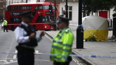 Muž v centru Londýna pobodal šest lidí. Jedna žena nepřežila