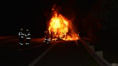 Na dálnici D10 u Mnichova Hradiště shořel autobus