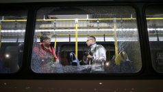 Rozbité okno novinářského autobusu