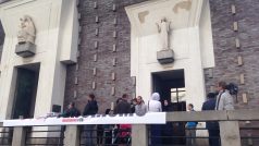 Společná modlitba křesťanů a muslimů v kostele na náměstí Jiřího z Poděbrad v Praze