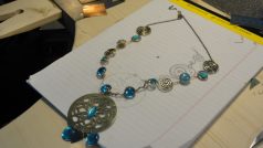 Palestinské ženy a dívky v Túbásu se učí vyrábět mosazné šperky