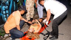 Záchranáři pomáhají ženě zraněné při explozi v thajském letovisku Hua Hin