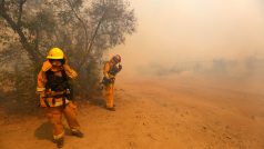 Kalifornští hasiči nemají pod kontrolu lesní požár. Domovy opustilo přes 80 tisíc lidí