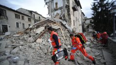 Záchranáři prohledávají sutiny ve městě Arquata del Tronto ve střední Itálii