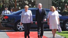 Přivítání Angely Merkelové před Úřadem vlády