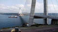 Istanbul. Třetí most přes Bosporskou úžinu má jméno po tureckém sultánovi Selimovi I. Hrozném
