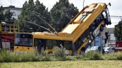 V Otrokovicích na Zlínsku havaroval trolejbus, najel na sloup trakčního vedení