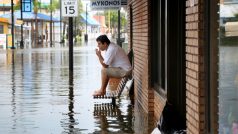 Florida. Muž před obchodem v Tarpon Springs pozoruje zatopenou ulici po úderu hurikánu Hermine