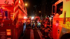Hasiči během záchranných akcí po výbuchu na Manhattanu.