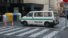 Den bez aut v Praze na Národní třídě. Policisté v ústí ulice Na Perštýně