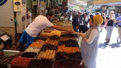 Nákupy na jeruzalémském tržišti v předvečer novoročního svátku Roš ha-šana