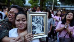 Ve věku 88 let zemřel thajský král Pchúmipchon Adundét. Před nemocnicí se sešly stovky příznivců