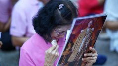 Ve věku 88 let zemřel thajský král Pchúmipchon Adundét. Před nemocnicí se sešly stovky příznivcůocnicí se sešly stovky příznivců