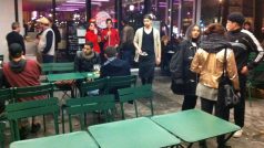 Pařížané odmítají žít ve strachu. Do barů a kaváren chodí i po teroristických útocích