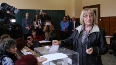Bulharsko volí prezidenta. Hlasovala i kandidátka Cecka Cačevová