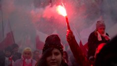 Poláci ve Varšavě oslavují Den nezávislosti pochodem