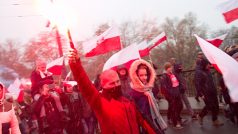 Poláci ve Varšavě oslavují Den nezávislosti pochodem