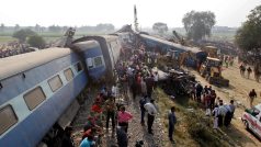 Nedělní nehoda vlaku na severu Indie si vyžádala přes 100 obětí