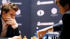 Šachisté Magnus Carlsen a Sergej Karjakin