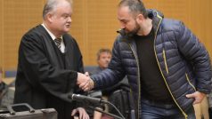 Jeden z obžalovaných Martin Hrdlička (vpravo) u soudu v německém Weidenu se svým obhájcem Hansem-Wolfgangem Snupfhagnem.