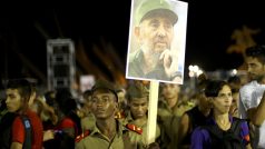 Desítky tisíc Kubánců se v Santiagu de Cuba naposledy rozloučily se svým dlouholetým vůdcem Fidelem Castrem