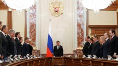Premiér Dmitrij Medveděv a ruští ministři drželi minutu tucha za oběti leteckého neštěstí