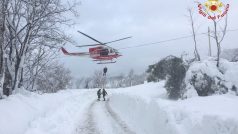 Vrtulník záchranářů se blíží k místu tragédie - snímek zveřejněný italskými záchranáři.