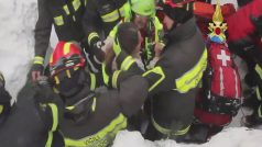 Záchranné práce u hotelu zavaleného lavinou v Itálii