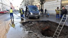 Havárie vodovodního potrubí u Karlova náměstí v Praze